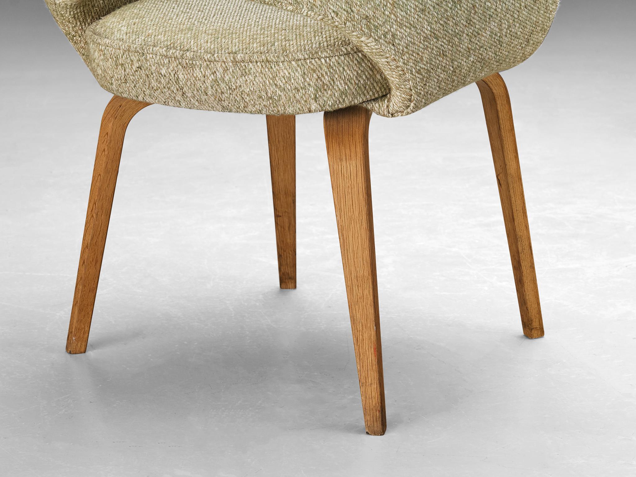 Eero Saarinen for Knoll 'Executive' Armchair in Beige Creme Fabric and Oak